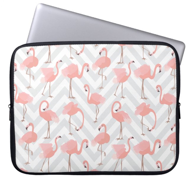 Trendy roze flamingo's en chevrons patroon laptop sleeve (Voorkant)