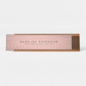 Trendy Roze Rose Goud Chevron Modern Monogrammed Bureau Naambordje (Voorkant)