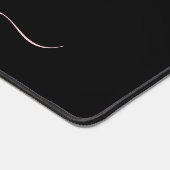 Trendy roze script monogram op zwart bureaumat (Hoek)