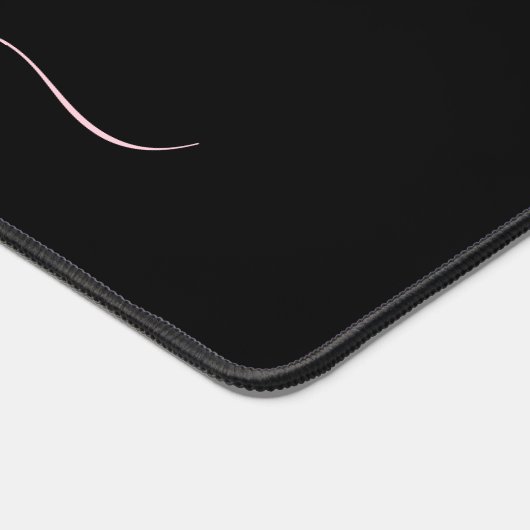 Trendy roze script monogram op zwart bureaumat (Hoek)