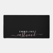 Trendy roze script monogram op zwart bureaumat (Voorkant)