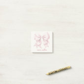 Trendy roze strik, gepersonaliseerd met naam en mo post-it® notes (Op bureau)