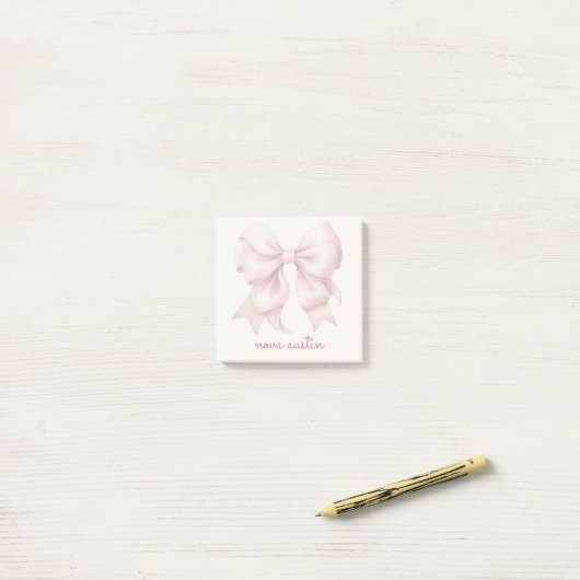 Trendy roze strik, gepersonaliseerd met naam en mo post-it® notes (Op bureau)