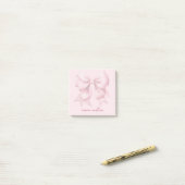 Trendy roze strik gepersonaliseerd met naam initia post-it® notes (Op bureau)