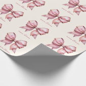 Trendy roze strik met naam en monogram op bestelli cadeaupapier (Hoek)