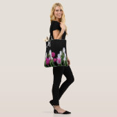 Trendy roze witte tulpen bloemengroen zwart girly tote bag (Op model)
