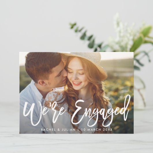 Trendy rustieke script verlovingsfeest kaart (Staand voorkant)