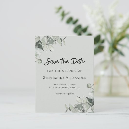 Trendy Sage Green Eucalyptus Wedding Save the Date Aankondigingskaart (Staand voorkant)
