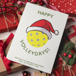 Trendy Santa Pet Pickleball White Christmas Feestdagenkaart<br><div class="desc">Trendy moderne Pickleball platte kerstvakantie kaart. Gele pickleball bal met een rode kerstmuts. Afgeronde moderne minimalistische typografie. Alle tekstgebieden volledig personaliseerbaar. Contact voor hulp bij het personaliseren of aanpassen aan uw individuele wensen. Prettige feestdagen</div>