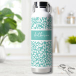 Trendy Schattigee naam Waterfles<br><div class="desc">Leuk en trendy design met dit luipaardprint of dierenprint patroonaccent. Personaliseer deze waterfles met een naam, initiaal, of zelfs een kort gezegde of inspirerend woord. Wijzig de achtergrond- en lettertypekleuren en -typografie naar alles wat u maar wilt. Je kunt zelfs de kleur van het luipaardprintpatroon veranderen! Gepersonaliseerde Trendy Leopard Dierenprint...</div>
