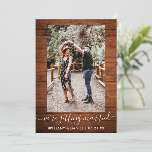 Trendy Script die gehuwd is met Rustic Wood Save The Date (Staand voorkant)