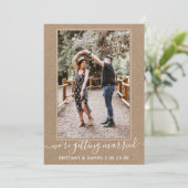 Trendy Script Getting Married Kraft Save The Date (Staand voorkant)