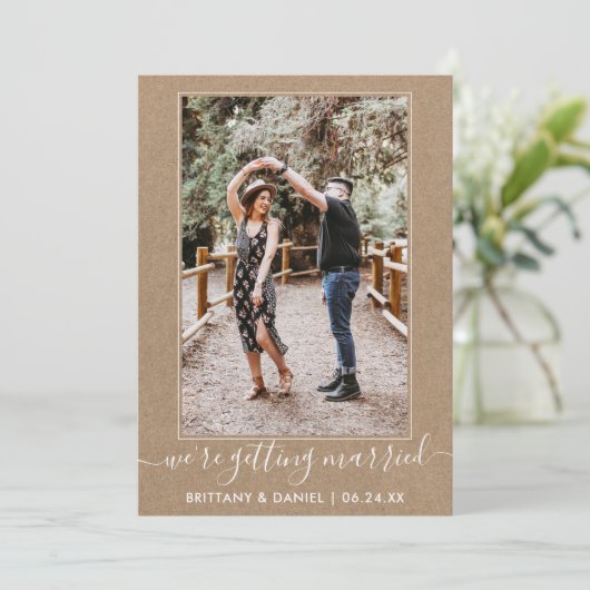 Trendy Script Getting Married Kraft Save The Date (Staand voorkant)