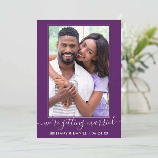 Trendy script Getting Married Paarse Save The Date (Staand voorkant)