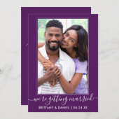 Trendy script Getting Married Paarse Save The Date (Voorkant / Achterkant)