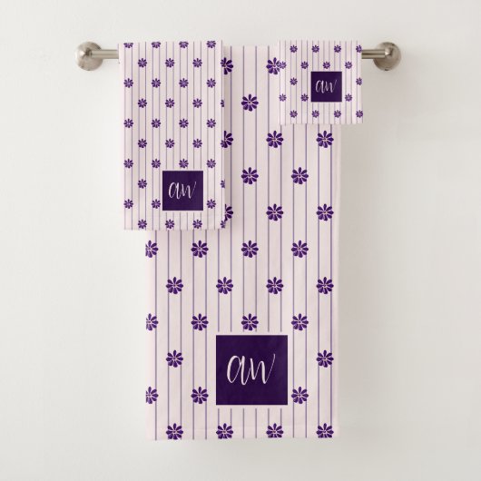 Trendy Script Initiaal Bloemen Blush Violet Gestre Bad Handdoek (Insitu)