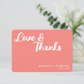 Trendy Script Koraalroze Liefde & Dank Trouwdag Bedankkaart (Staand voorkant)