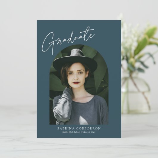 Trendy Script met Arch Two Photo Afstuderen Anno Aankondiging (Staand voorkant)