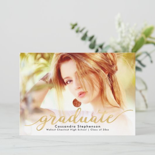 Trendy Script Modern Gold Photo Afstuderen Kaart (Staand voorkant)