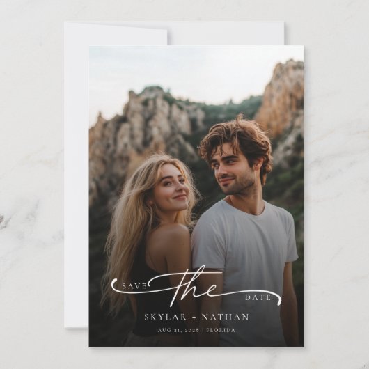 Trendy Script Moderne Minimalistische Trouwfoto Save The Date (Voorkant)