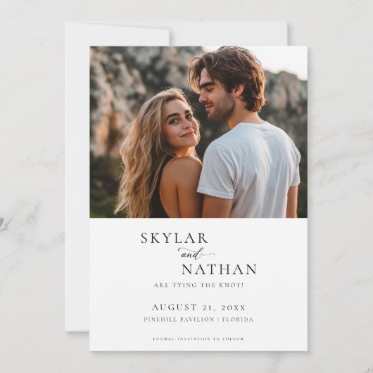 Trendy Script Moderne Minimalistische Trouwfoto Save The Date (Achterkant)