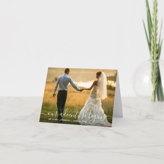 Trendy Script Ons avontuur begint met huwelijksnot Bedankkaart (Voorkant)