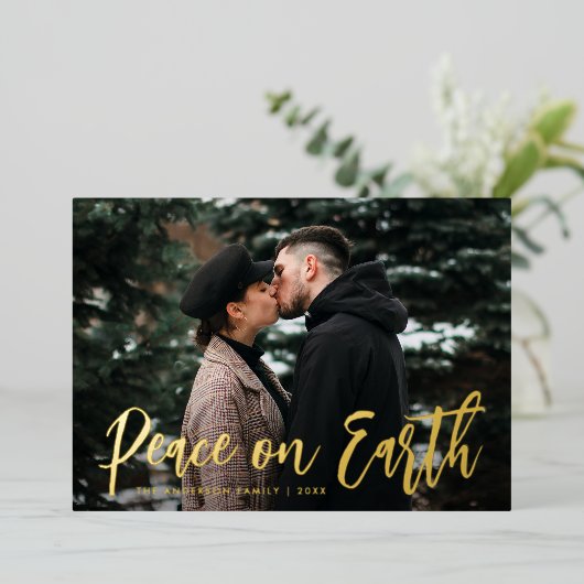 Trendy Script Peace on Earth Foto Folie Feestdagenkaart (Staand Voorkant)
