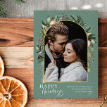 Trendy Script Sage Groene Goud Boog Foto Feestdagenkaart<br><div class="desc">Dit ontwerp bevat een moderne groene boog met een delicate glinsterende gouden frame & gouden penseelstreken met een enkele verticale foto en een glinsterend groen patroon op de achterkant. Om geavanceerde wijzigingen aan te brengen, selecteert u 'Klik om verder aan te passen' onder het gedeelte 'Personaliseer deze sjabloon'. Hier kunt...</div>