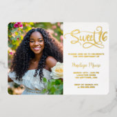 Trendy Script Sweet 16 Verjaardag Foto Folie Uitnodiging (Voorkant)