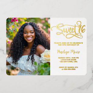 Trendy Script Sweet 16 Verjaardagsfoto Folie Uitnodiging