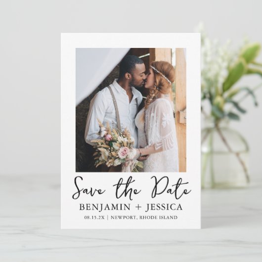 Trendy Script Twee foto bruiloft Bewaar de datum (Staand voorkant)