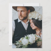 Trendy Script Twee foto bruiloft Bewaar de datum (Achterkant)