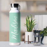 Trendy Seafoam Green gepersonaliseerde naam Waterfles<br><div class="desc">Een chique zeeschuimgroene gepersonaliseerde monogram waterfles voor een meisje of man die houdt van eenvoudige,  handgeschreven geschenken. Mooi wit cursief schrift aan de zijkant van je flesje dat jouw naam in elegante typografie uitspreekt.</div>