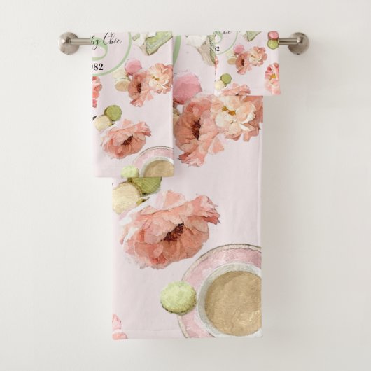 Trendy Shabby Chic Peonies and Macarons Set Bad Handdoek (Insitu)