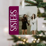 Trendy SISTERS Foto & Quote Keepsake Gift Metalen Ornament<br><div class="desc">Deze trendy fotoaandenken kerstversiering zou het perfecte cadeau voor een zus dit vakantieseizoen! Design beschikt over een foto van uw keuze, de leuke typografie SISTERS en een mooie zuster sentiment citaat op de keerzijde dan kan worden bewaard of gepersonaliseerd om dit geschenk uniek voor u te maken. De donkerroze achtergrond...</div>