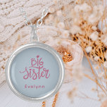 Trendy Stijlvol "Big Sister" Roze & Zilver Monogra Zilver Vergulden Ketting<br><div class="desc">Adverteer de grote zus in je leven of "grote zus om te zijn" met dit esthetische en moderne ketting. Een besroze schrift op een zilveren achtergrond. Een perfect cadeau voor een meisje dat op het punt staat een zus te worden of een zus die deze rol al lang vervult! Personaliseer...</div>