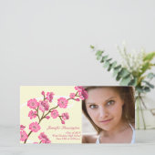 Trendy stijlvolle kersenbloesem afstuderen fotokaa aankondiging (Staand voorkant)