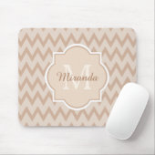 Trendy Tan Brown Chevron Zigzag Name en Monogram Muismat (Met muis)