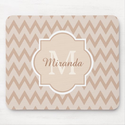 Trendy Tan Brown Chevron Zigzag Name en Monogram Muismat (Voorkant)