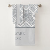 Trendy Tegel Print Grijs en Wit Gepersonaliseerd Bad Handdoek (Insitu)