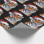 Trendy Tiger with Santa Hat Christmas Black Cadeaupapier (Hoek)