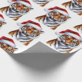 Trendy Tiger with Santa Hat Christmas Green Cadeaupapier (Hoek)
