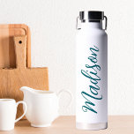 Trendy Turquoise Naam Handgeschreven Script Custom Waterfles<br><div class="desc">Een leuke gepersonaliseerde turquoise monogram waterfles voor een meisje of man die houdt van eenvoudige,  handgeschreven geschenken. Mooi cursief schrift aan de zijkant van je flesje dat jouw naam uitspreekt.</div>