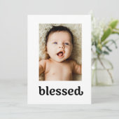 Trendy typografie Gezegend Kruis Baby Doopsel Foto Bedankkaart (Staand voorkant)