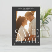 Trendy Typografie Overlay Tekst Foto Bruiloft Save The Date (Staand voorkant)