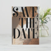 Trendy Typografie Overlay Tekst Foto Bruiloft Save The Date (Staand voorkant)
