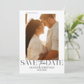 Trendy Typografie Tekst Foto Bruiloft Save The Date (Staand voorkant)