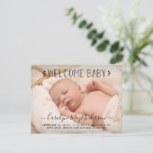 Trendy Typografie "Welcome Baby" Foto Aankondigingskaart (Staand voorkant)