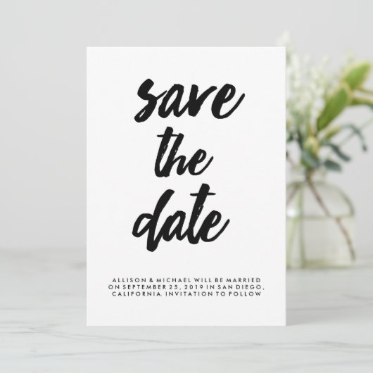 Trendy typografie zwart en wit save the date kaart (Staand voorkant)