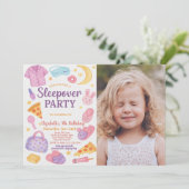 Trendy uitnodiging voor verjaardagslogeerpartij me (Staand voorkant)